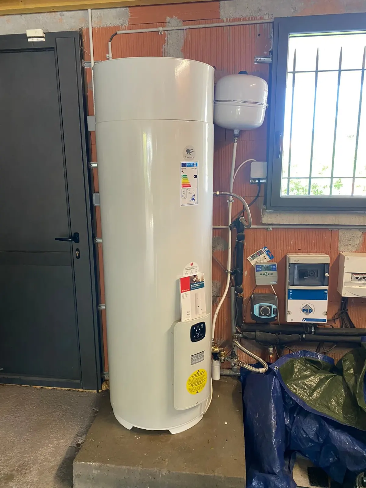 Ballon d'eau chaude installé et raccordé