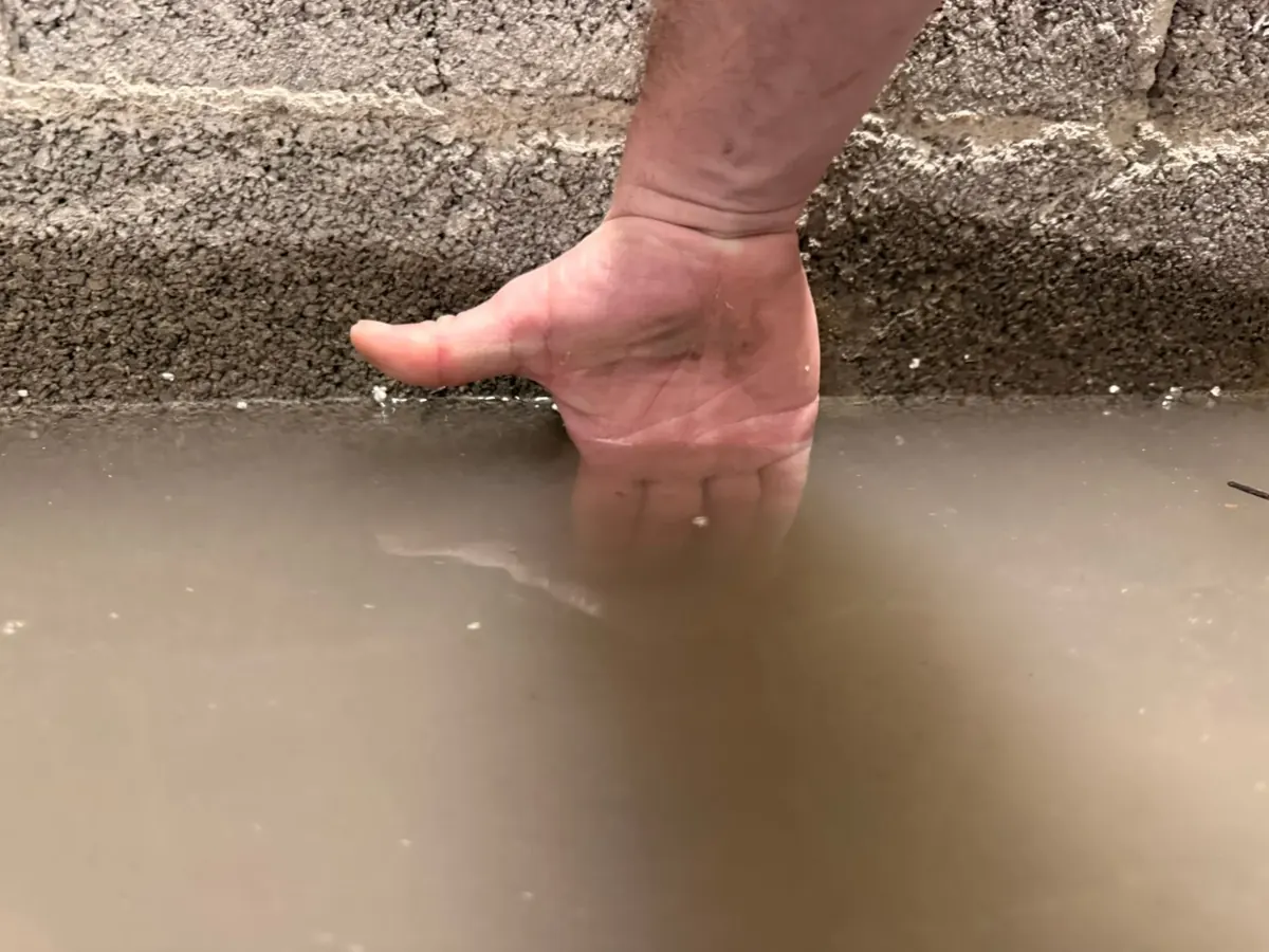 Chape fluide coulée sur un plancher chauffant hydraulique