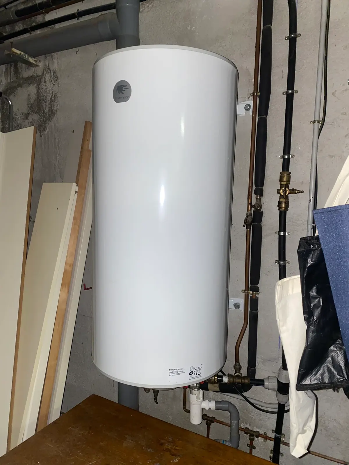 Chauffe-eau électrique classique remplacé dans un garage