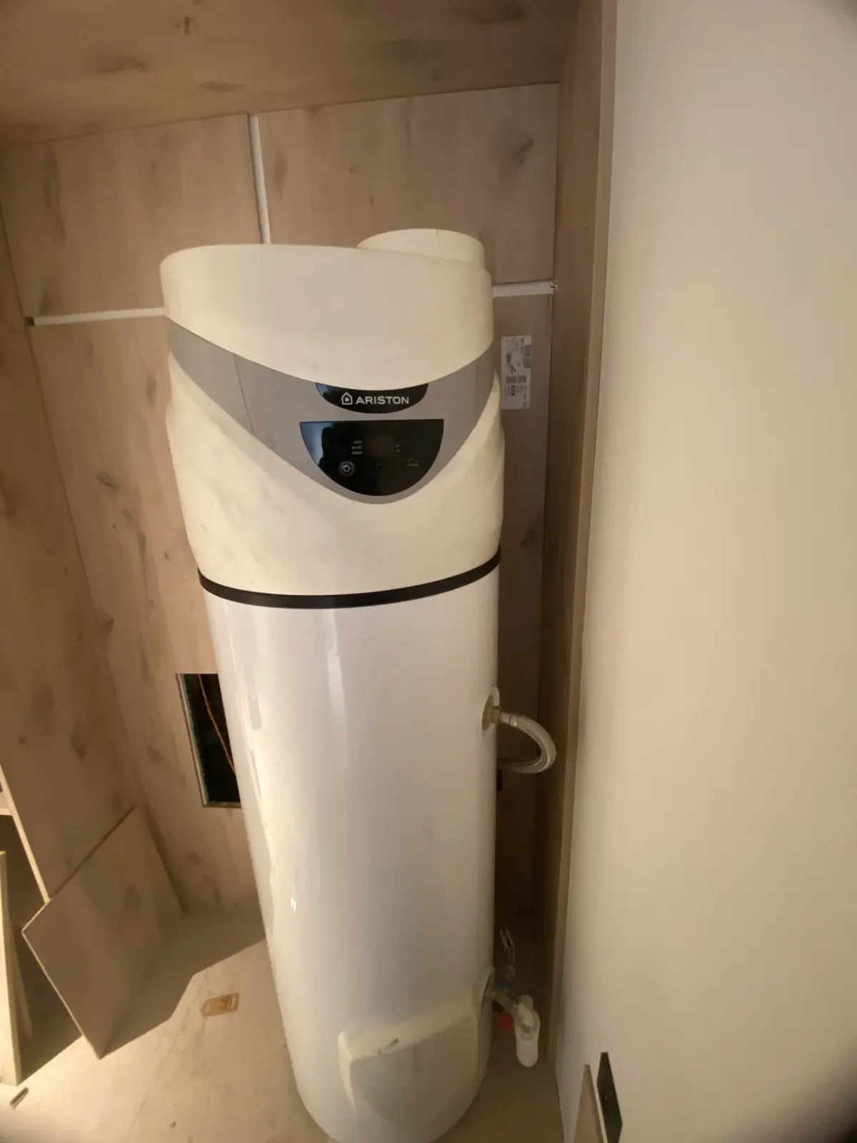 Chauffe-eau thermodynamique compact posé dans un local technique