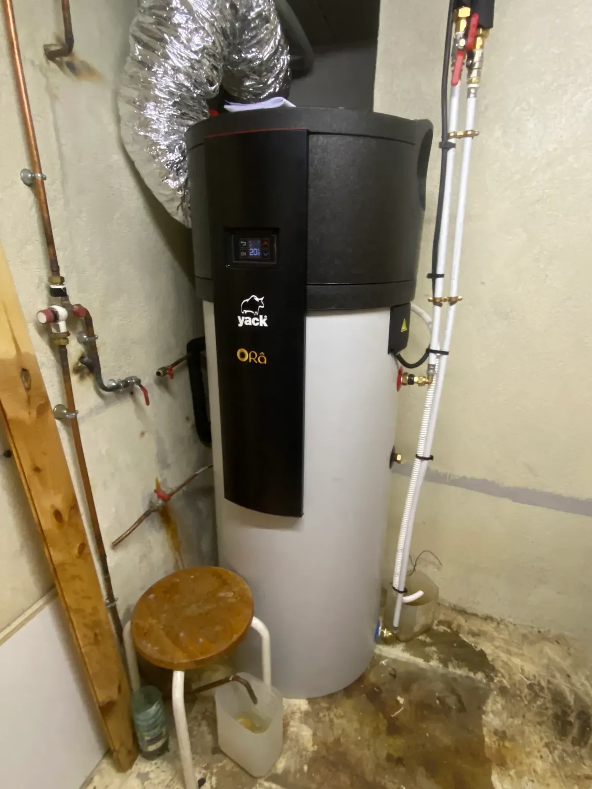 Chauffe-eau thermodynamique installé dans un cellier