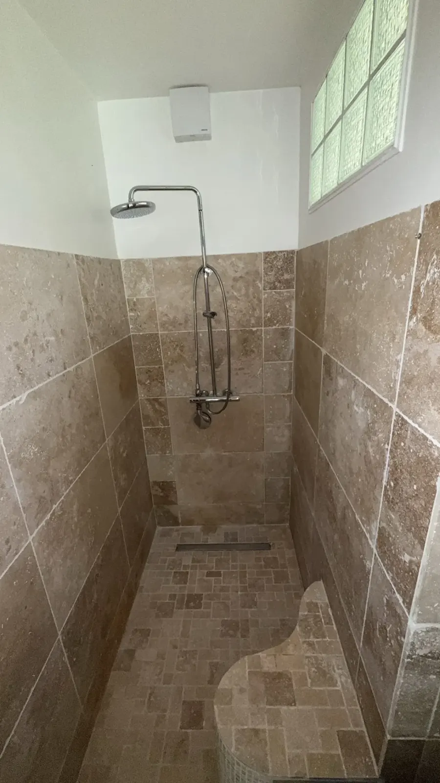 Douche à l'italienne avec sol en mosaïque et colonne de douche