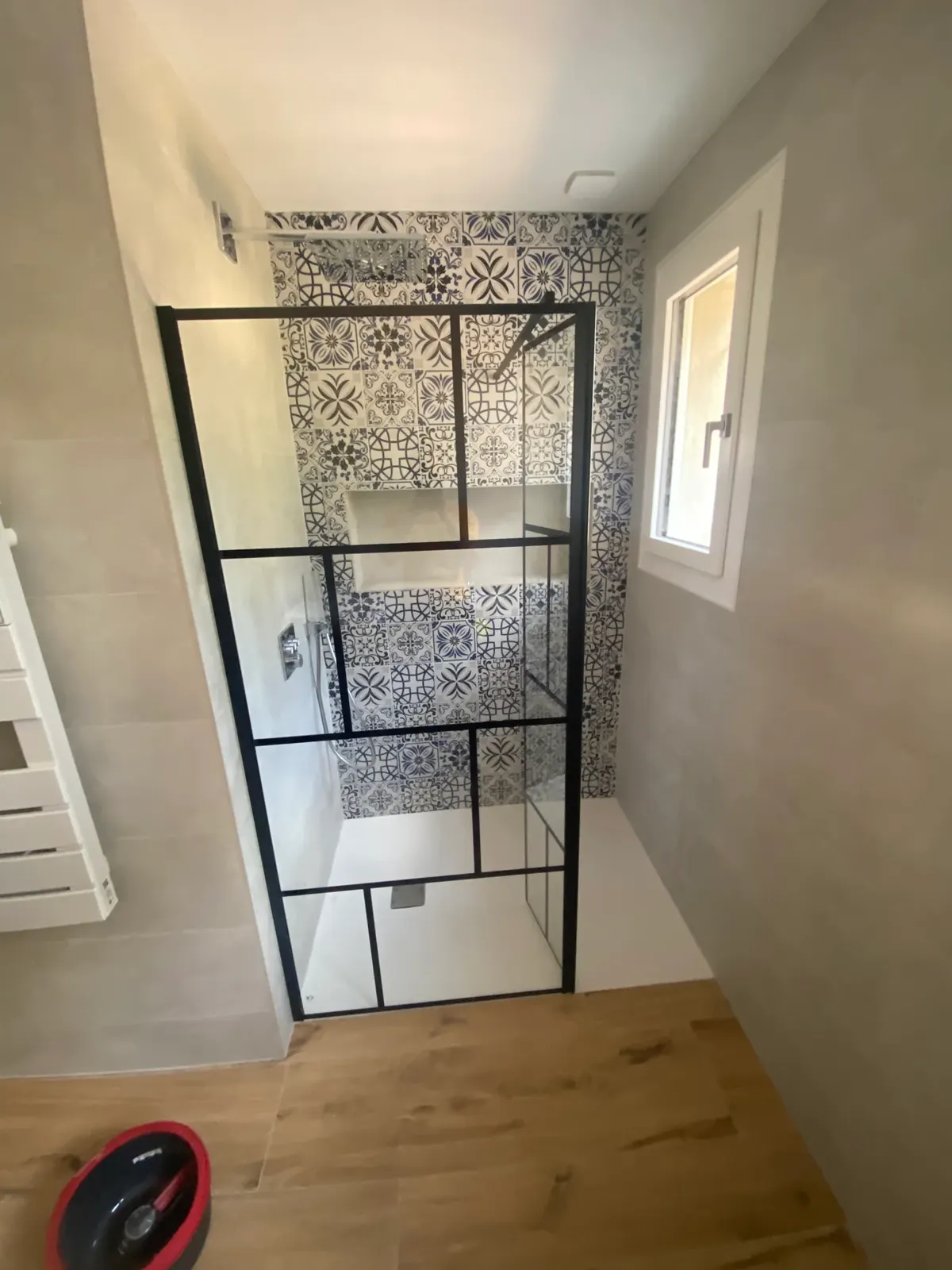 Douche avec paroi verrière noire et carreaux de ciment, rénovation à Aix-en-Provence
