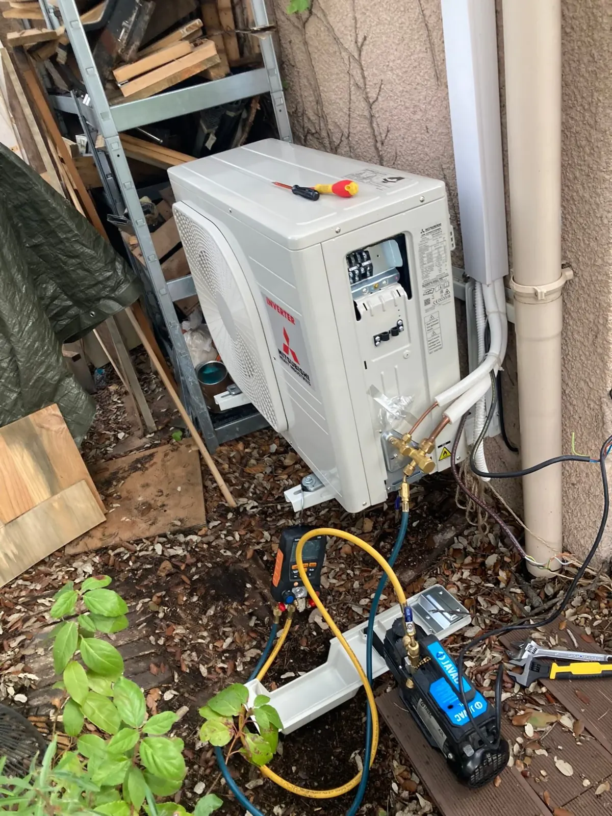 Groupe extérieur de climatisation multisplit raccordé dans un jardin