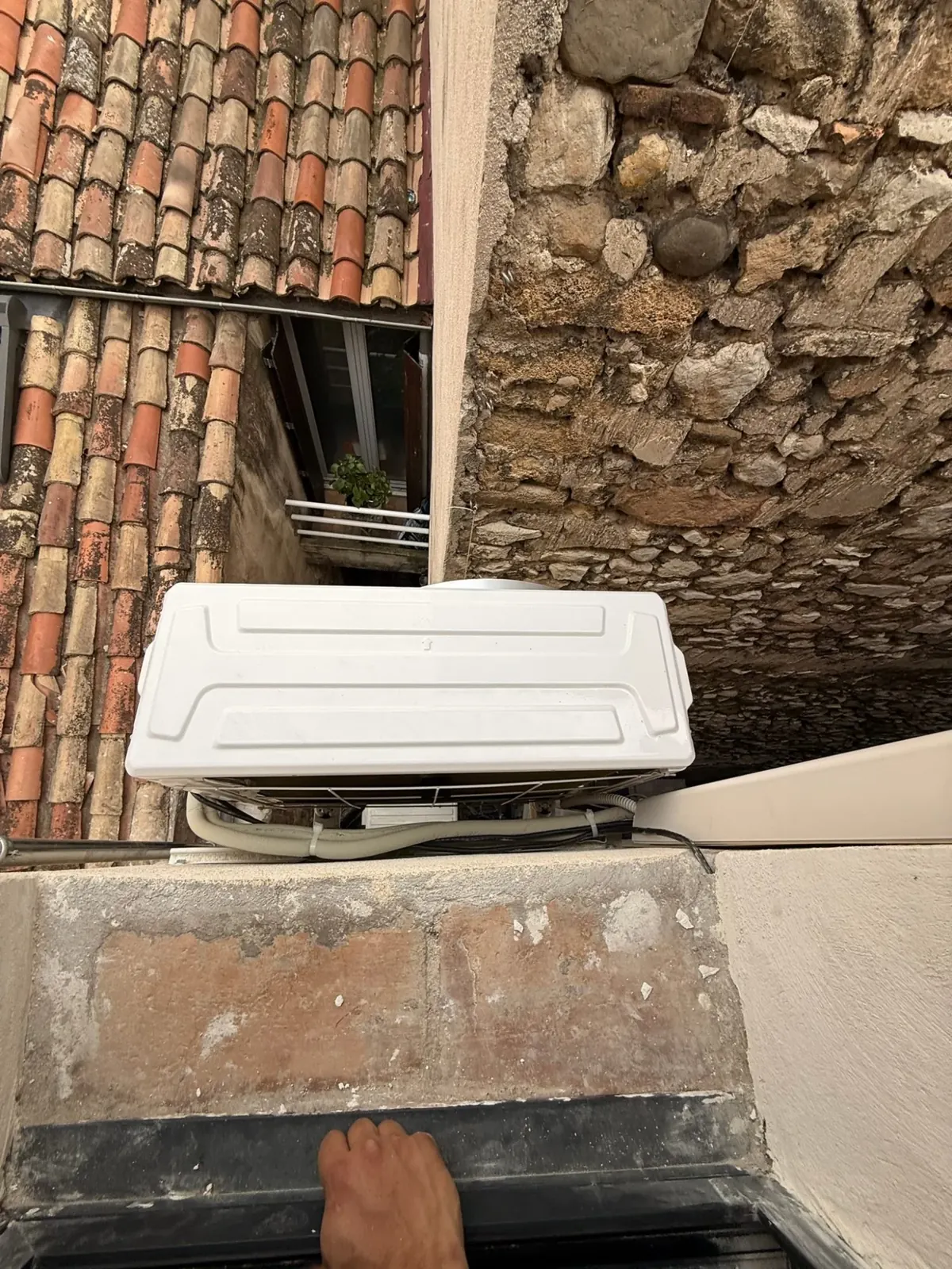 Groupe extérieur de climatisation posé sur un toit à Aix-en-Provence