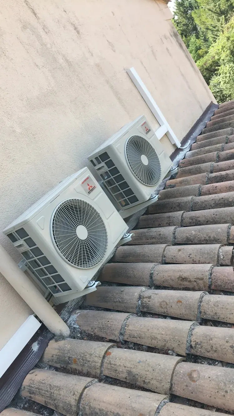 Groupes extérieurs de climatisation posés sur une toiture en tuiles à Aix-en-Provence