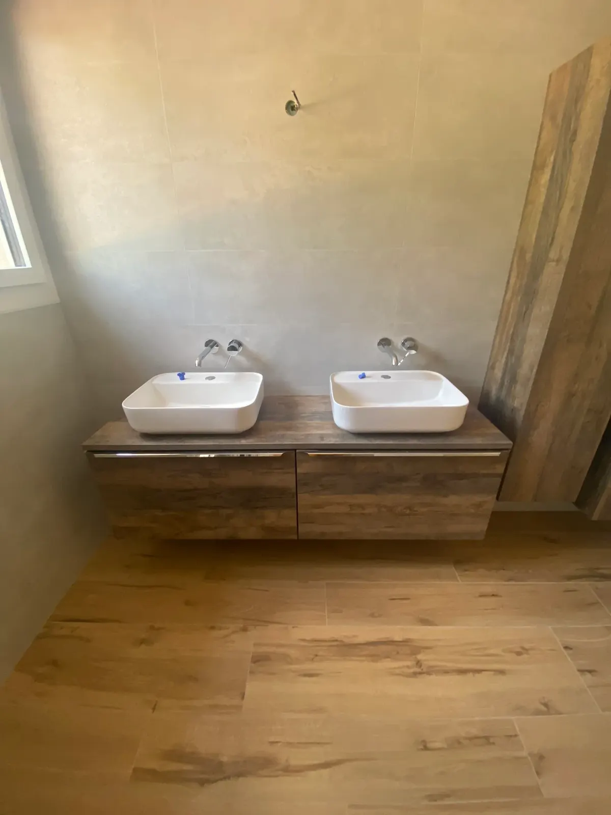 Meuble double vasque posé lors d'une rénovation de salle de bain