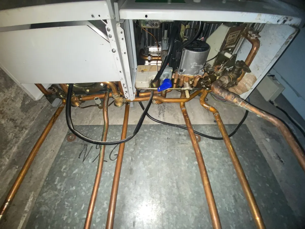 Raccordements hydrauliques en cuivre d'une pompe à chaleur air/eau
