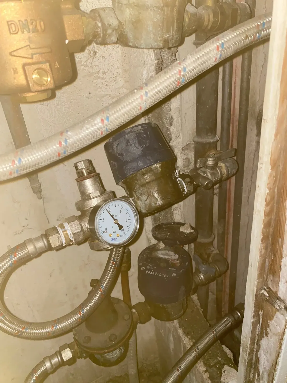 Réducteur de pression remplacé sur une arrivée d'eau