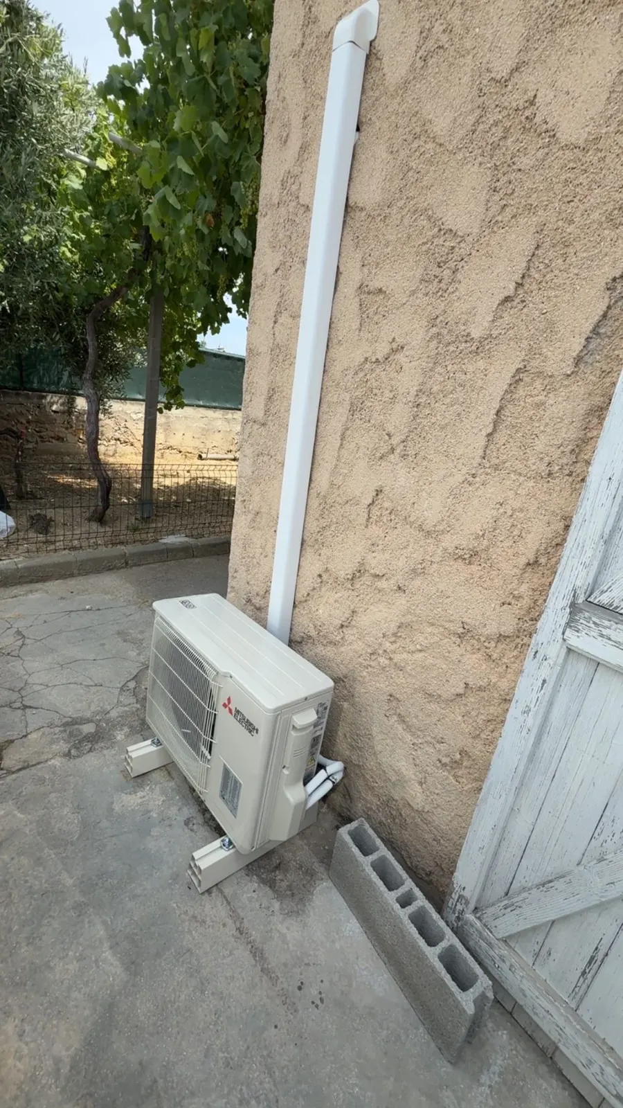 Unité extérieure de climatisation posée à Aix-en-Provence