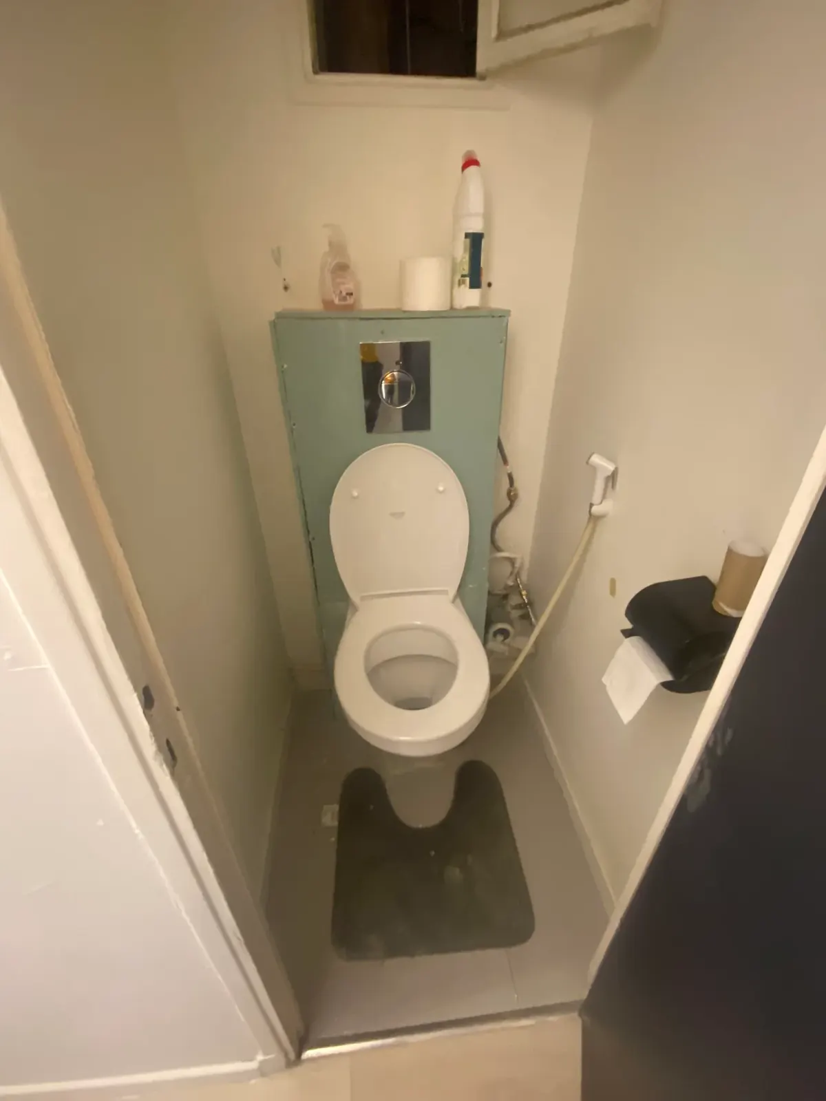 WC suspendu fixé sur bâti-support